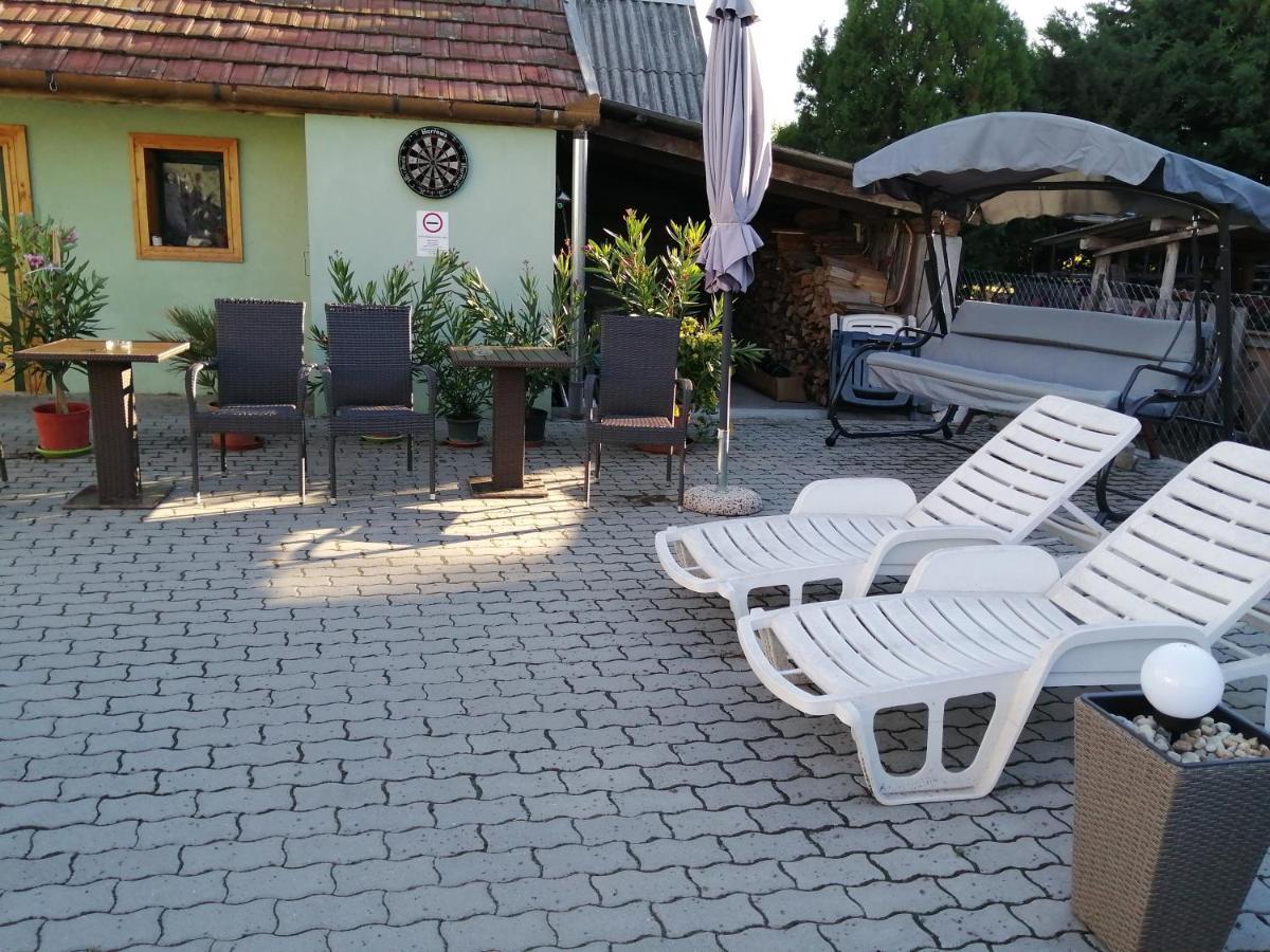 Attila Vendeghaz Tapioszentmarton Hotel Exterior photo