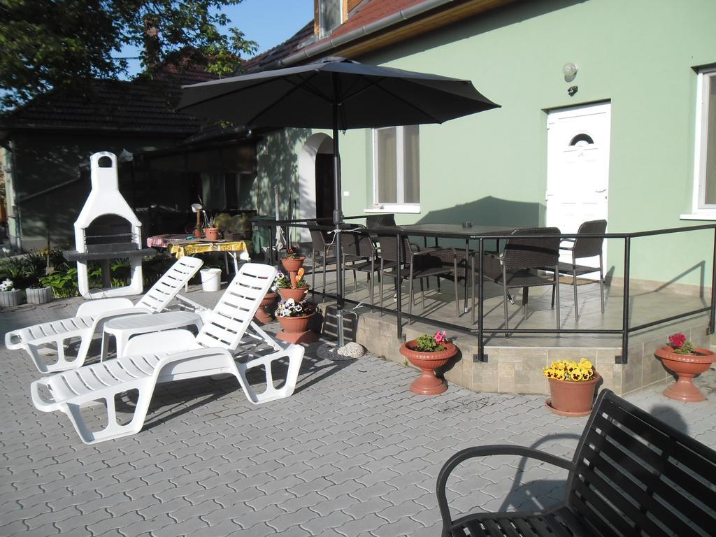 Attila Vendeghaz Tapioszentmarton Hotel Exterior photo