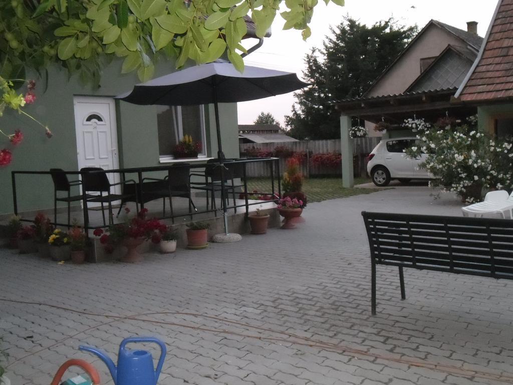 Attila Vendeghaz Tapioszentmarton Hotel Exterior photo